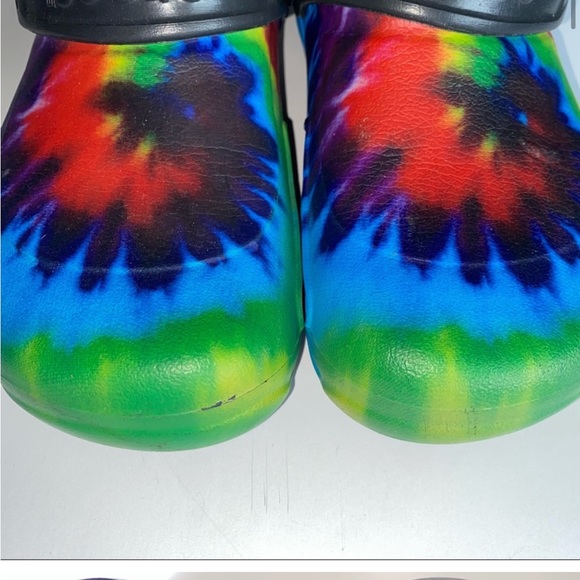 CROCS tie dye “Bistro Graphic Clog” in size Woman’s 8 or Mens 6. - Picture 2 of 5